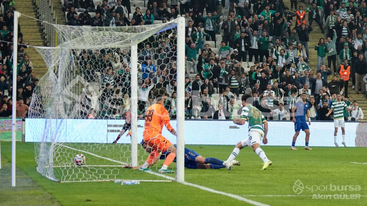 BURSASPOR - MENEMEN FK MAÇ FOTOĞRAFLARI