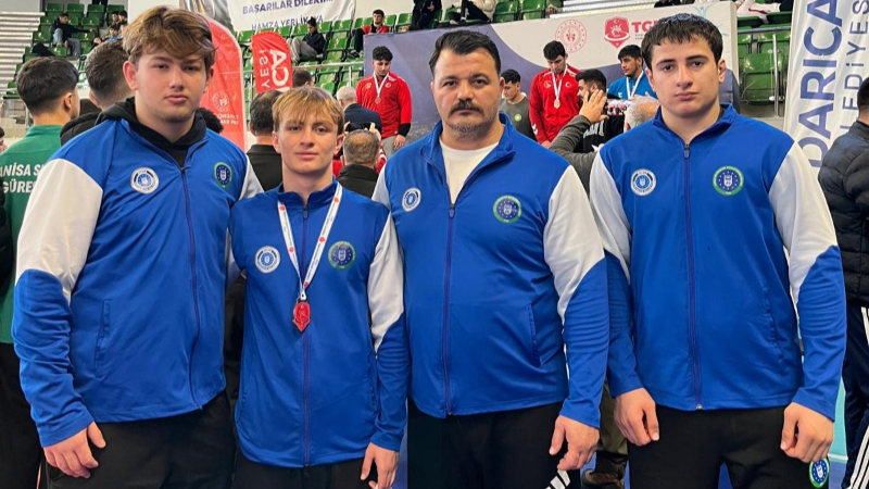 Büyükşehir Belediyesporlu güreşçiler, kürsüye abone