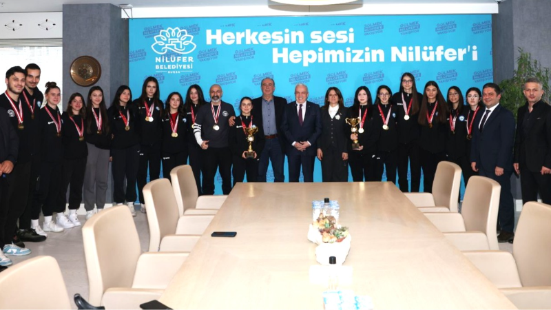 Nilüfer’in şampiyonları kupaları Başkan Özdemir’e getirdi