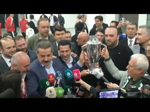 Eski Bakan Faruk Çelik ve Büyükşehir Belediye Başkanı Mustafa Bozbey, kupayı birlikte kaldırdı!