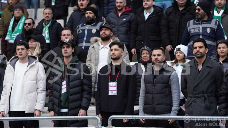 Kaptan ve sakatlar tribünde