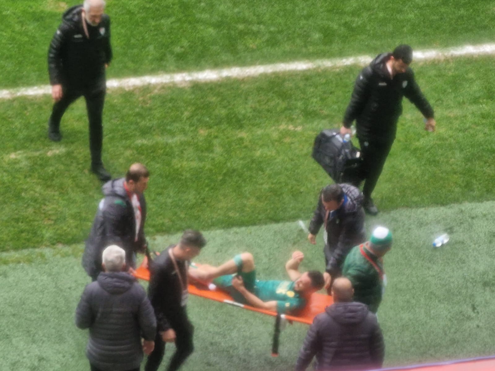 Enver Cenk sedyeyle çıktı!