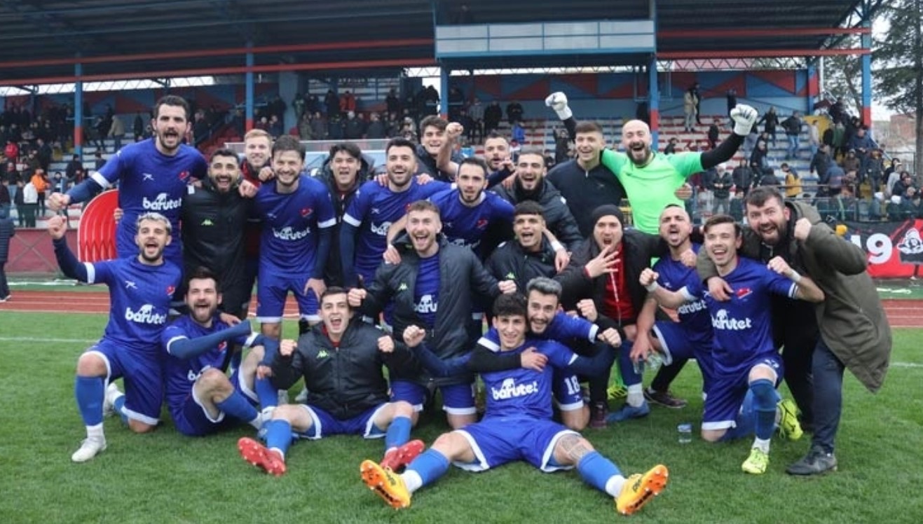 Mustafakemalpaşaspor Belediye zirvede!