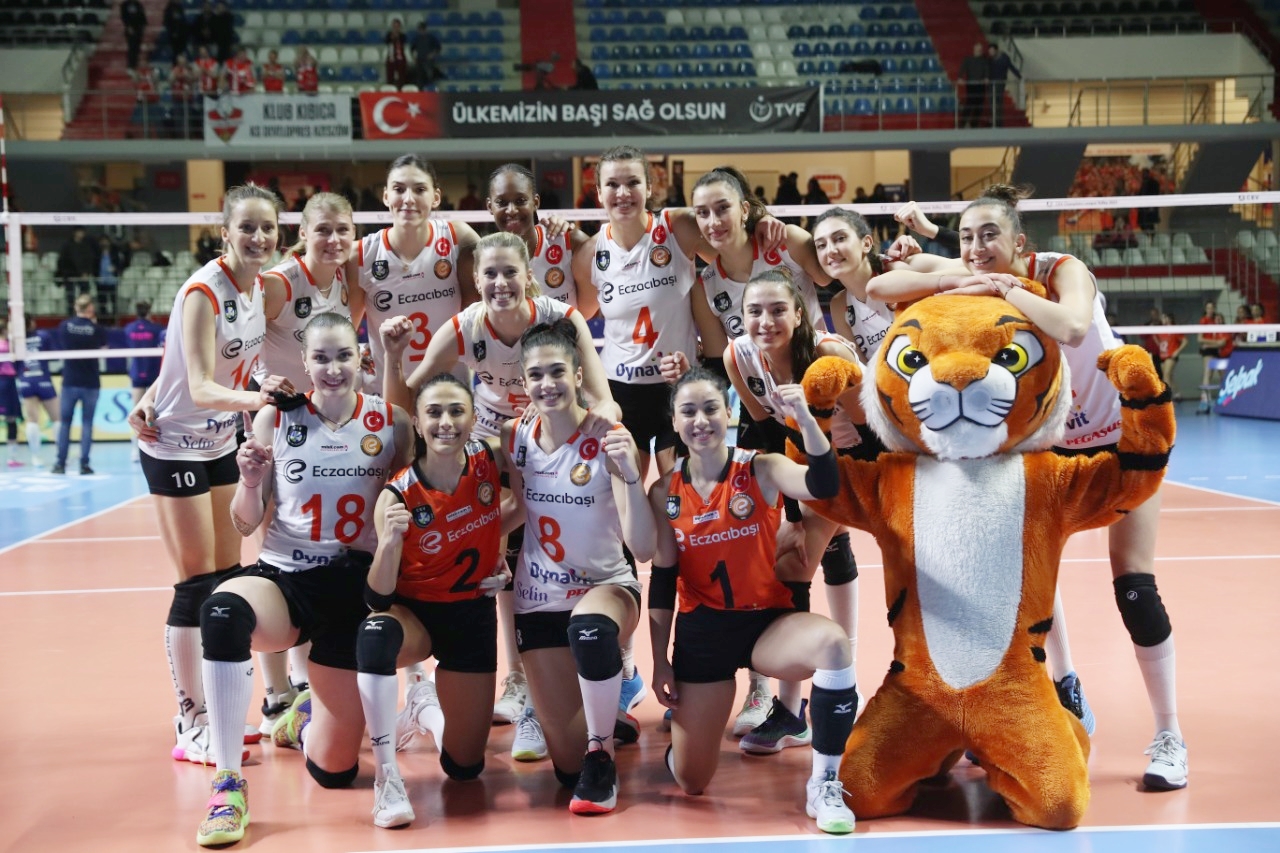 Eczacıbaşı Dynavit yarı finalde