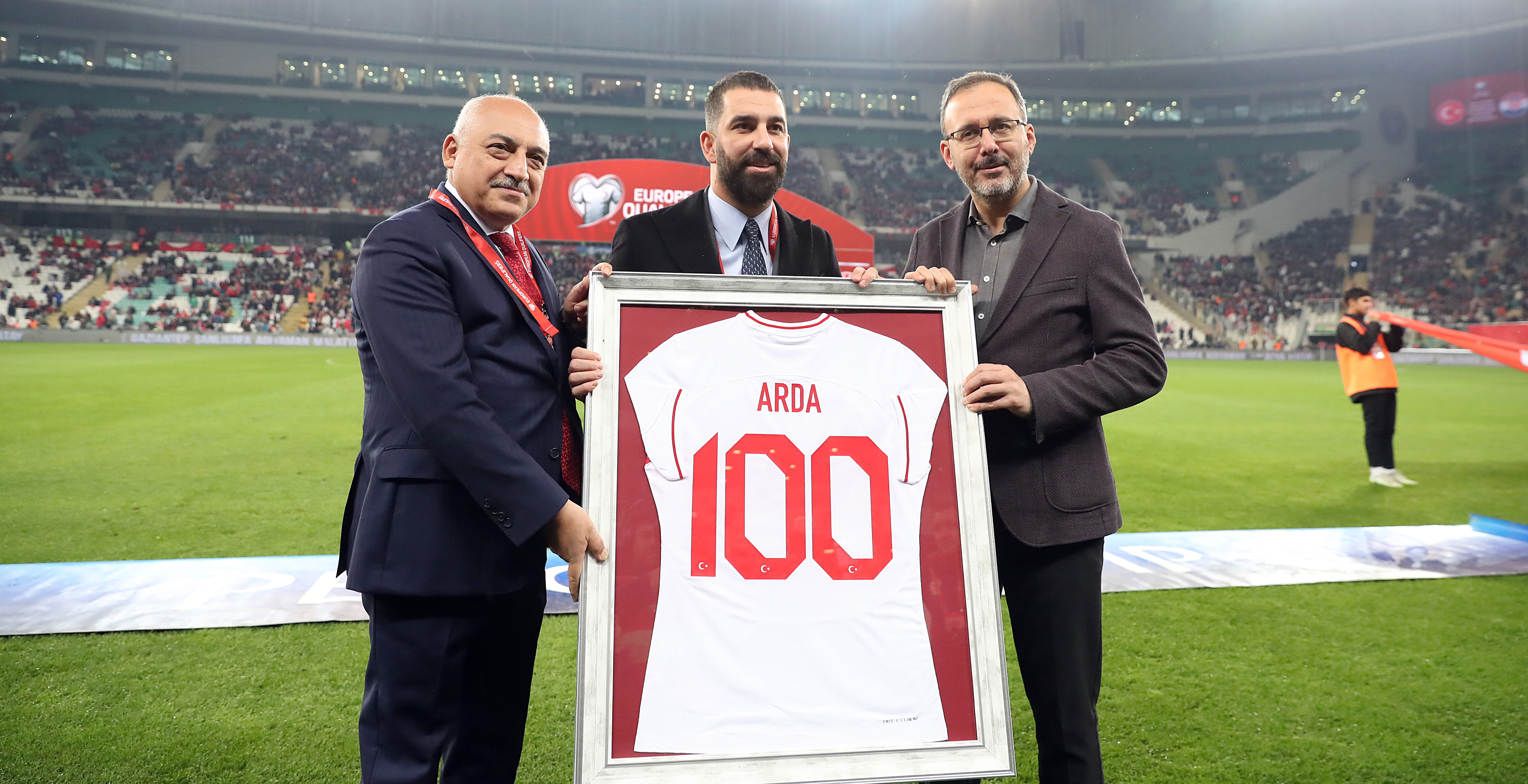Arda Turan ödülünü Bursa'da aldı