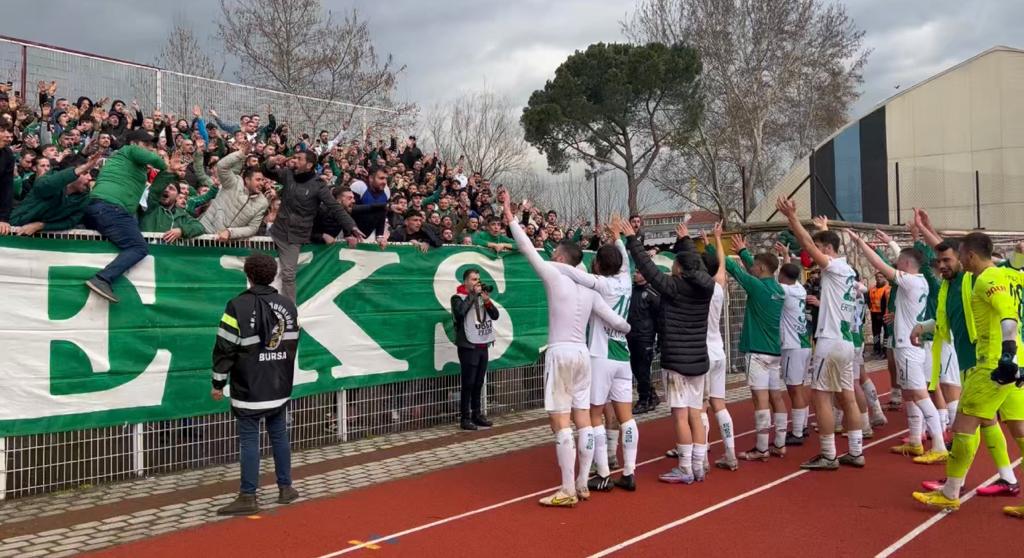 Futbolcular tribünle kucaklaştı