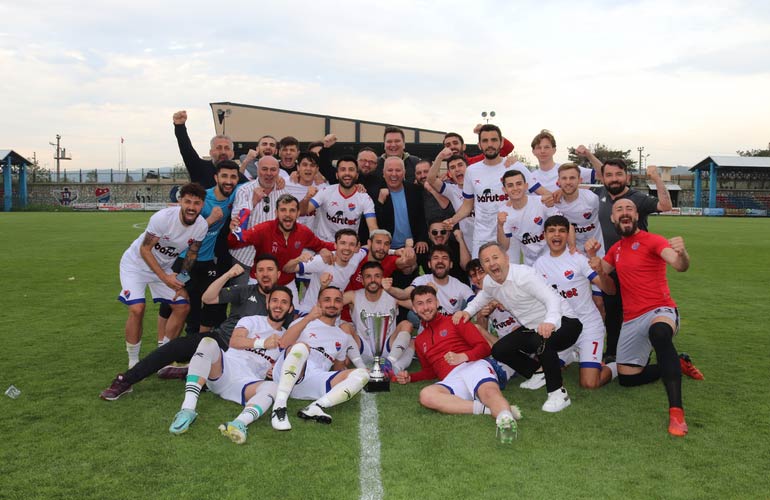 Mustafakemalpaşaspor kupasını aldı