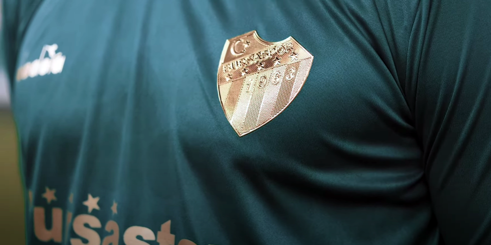 Bursaspor milli oyuncuyla uzattı