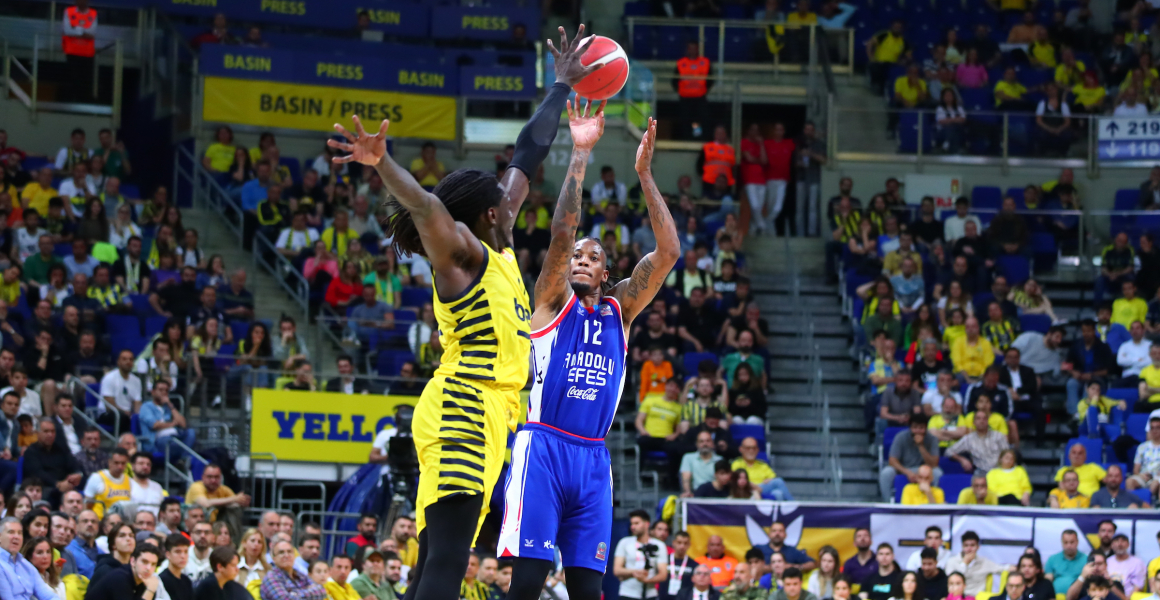 Anadolu Efes, Fenerbahçe Beko’yu devirdi
