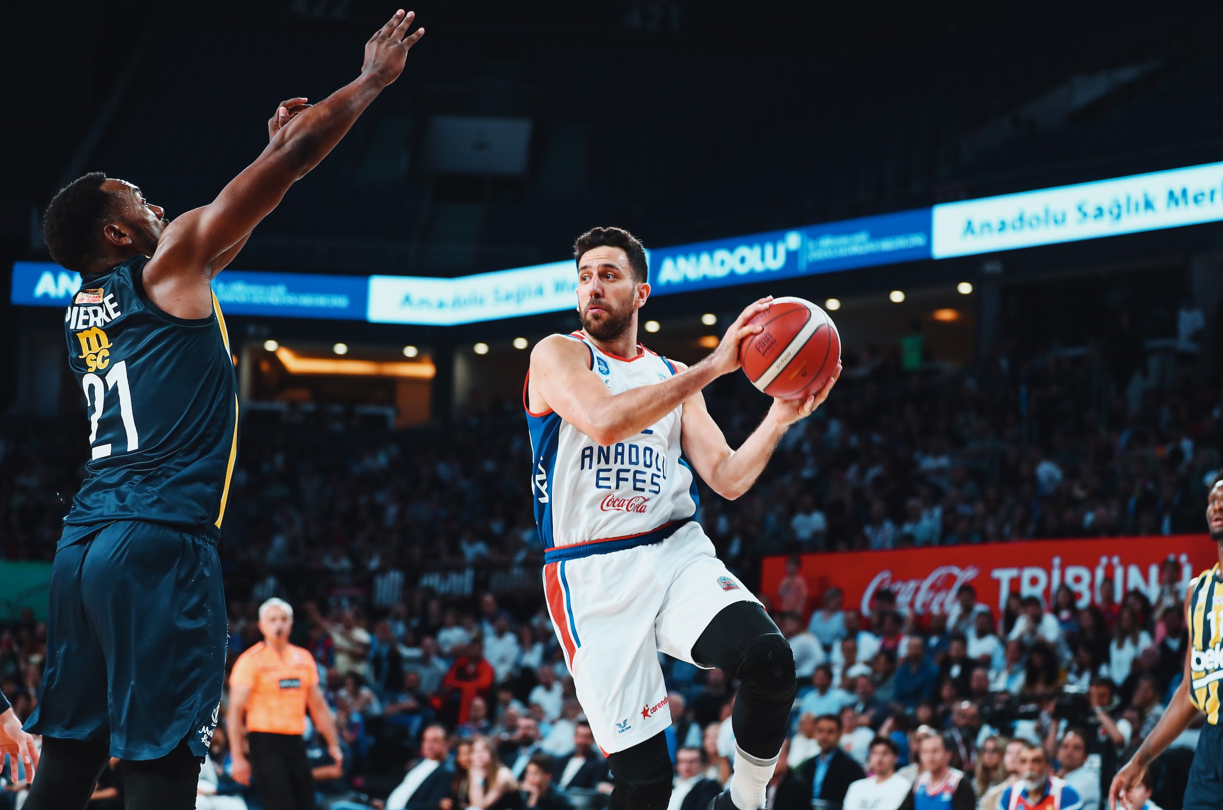 Anadolu Efes öne geçti