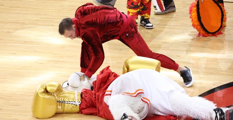 McGregor, Heat maskotunu hastanelik etti!