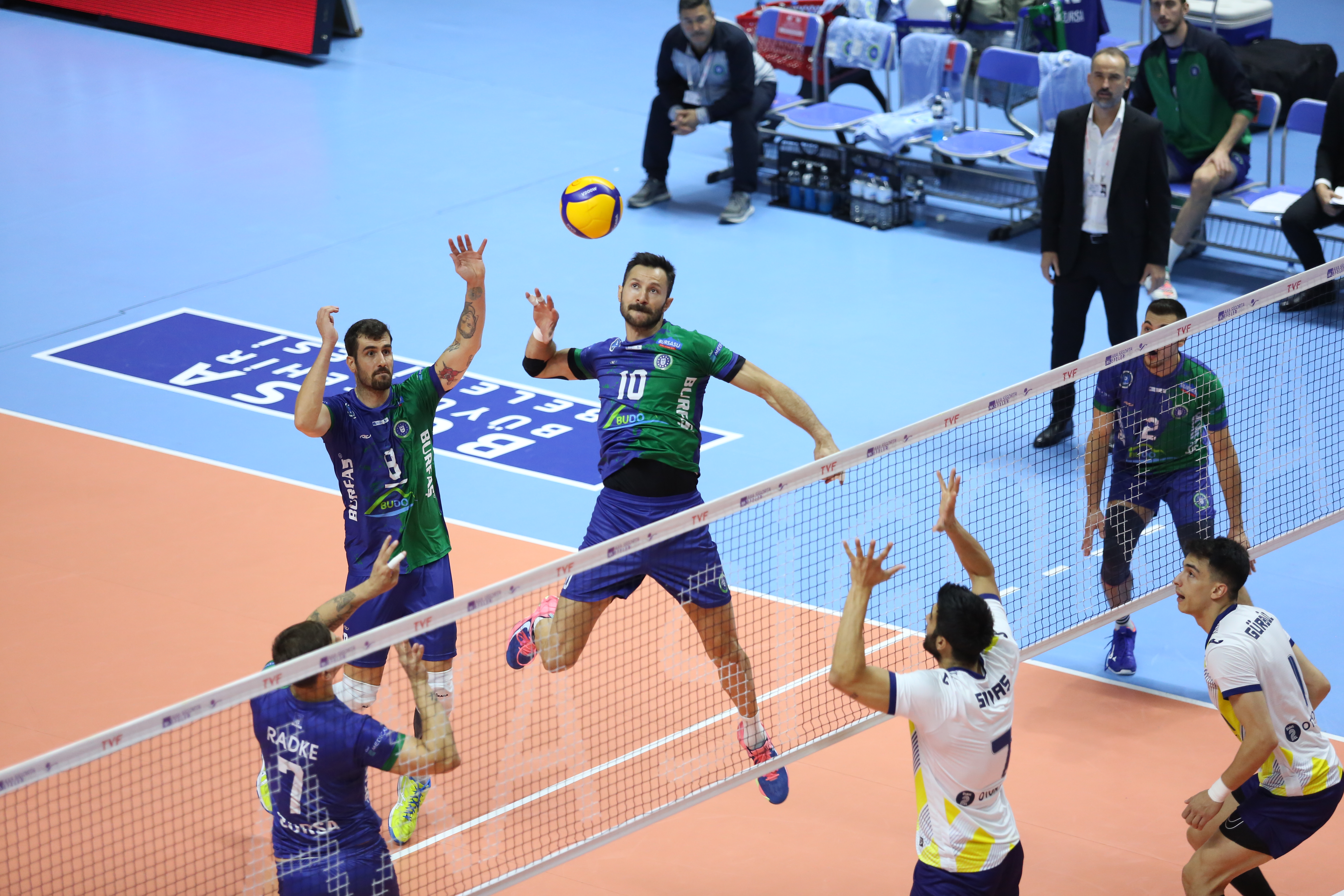 Emre Batur’la 1 sene daha