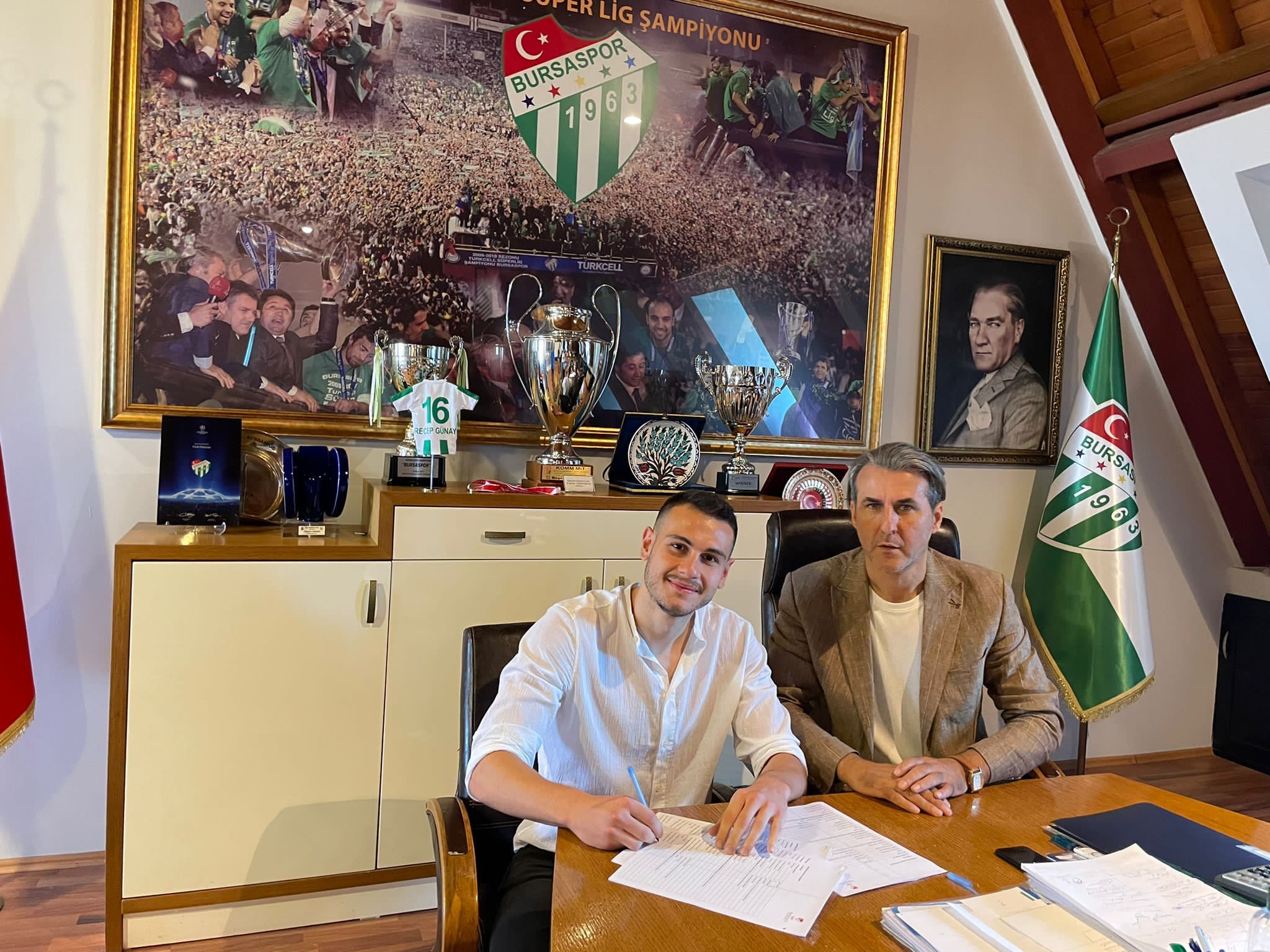 Bursaspor'dan ilk imza geldi