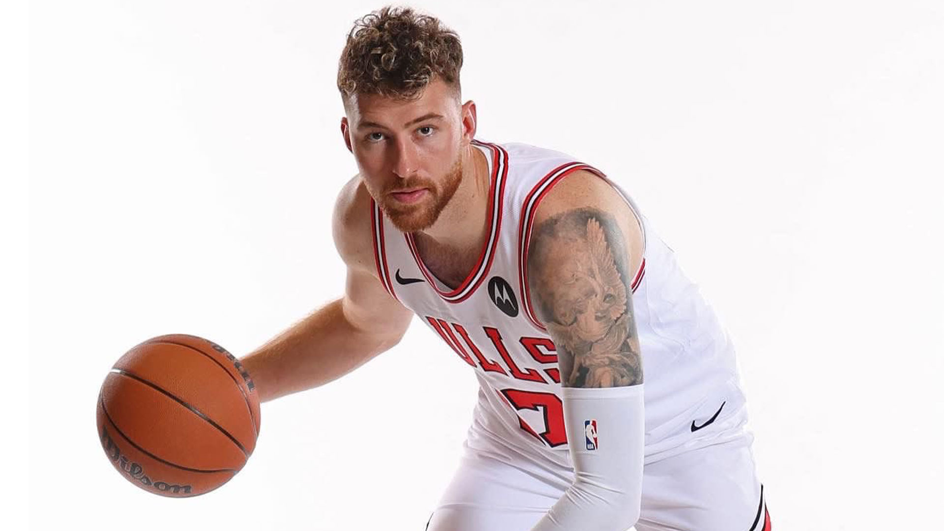 Chicago Bulls maç sonunda Onuralp Bitim'i paylaştı