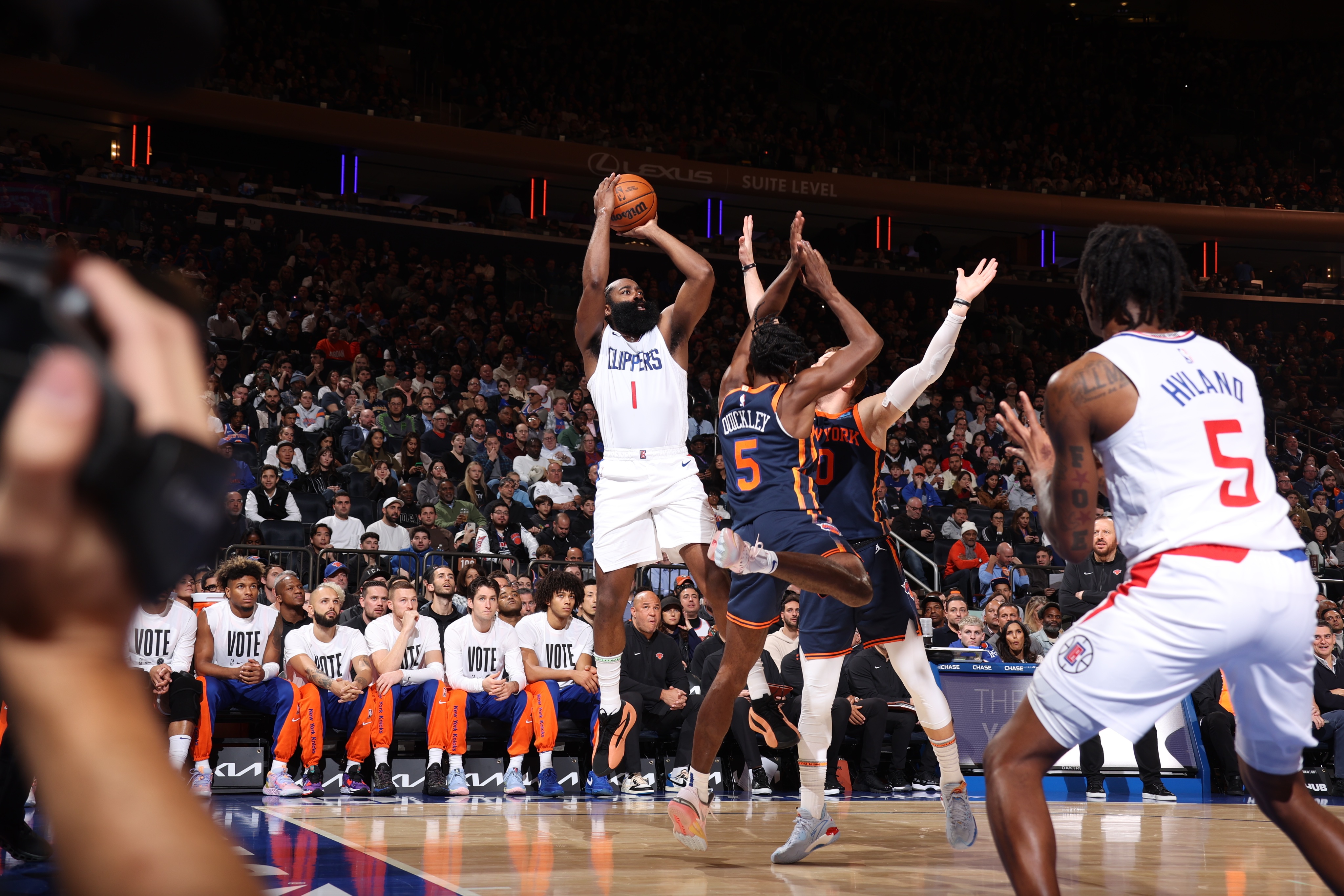 Harden 17 sayı ile başladı