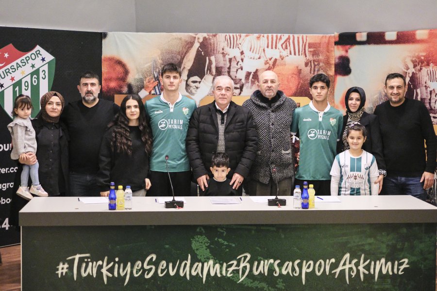 Bursaspor, 9 futbolcusunu profesyonel yaptı!