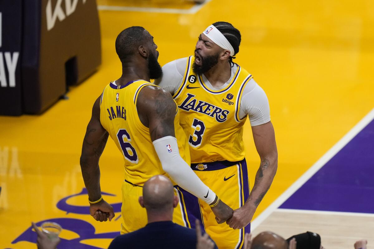 Müthiş ikili Lakers'ı galibiyete taşıdı