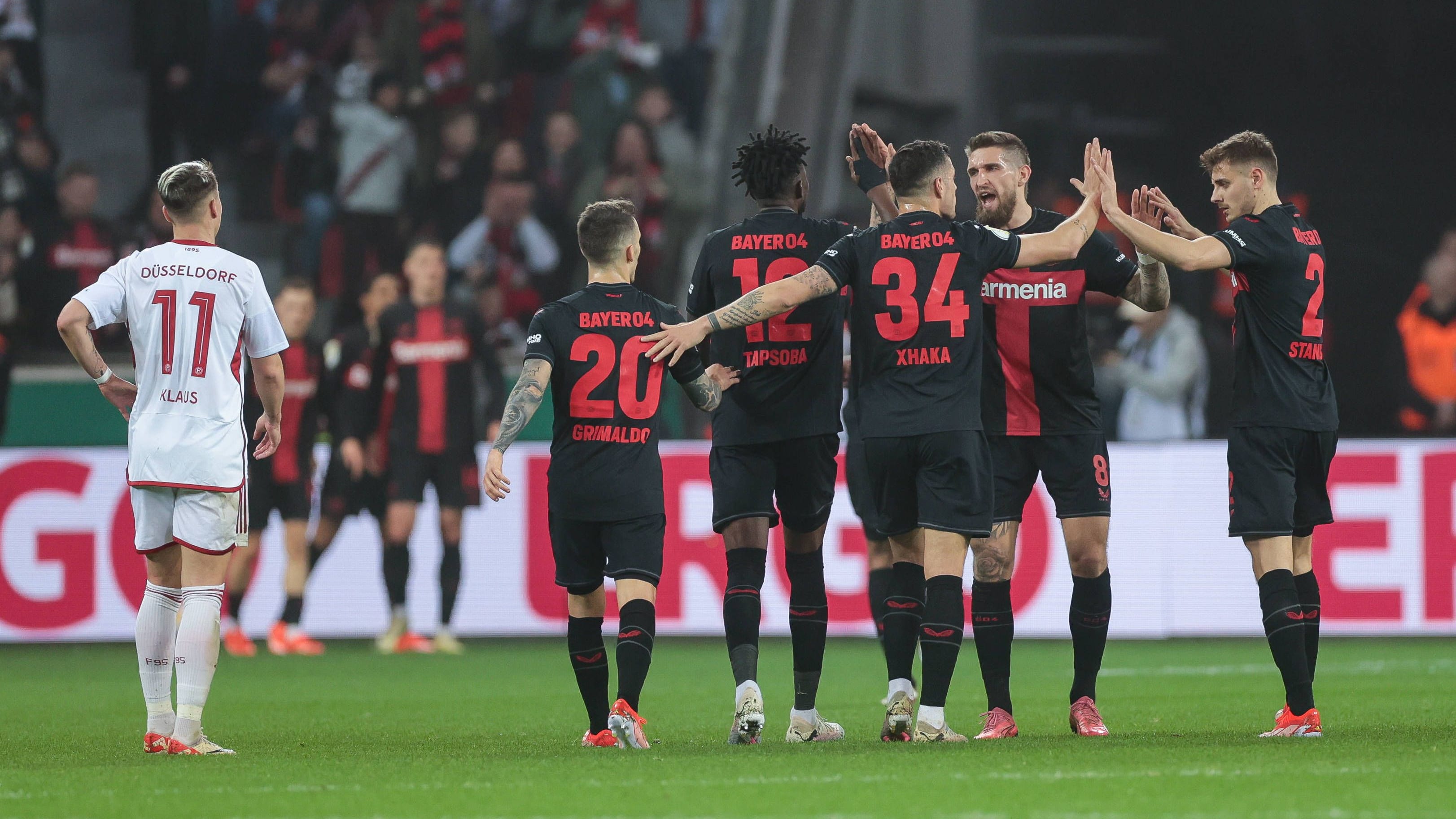 Bayer Leverkusen farklı kazanarak finale yükseldi
