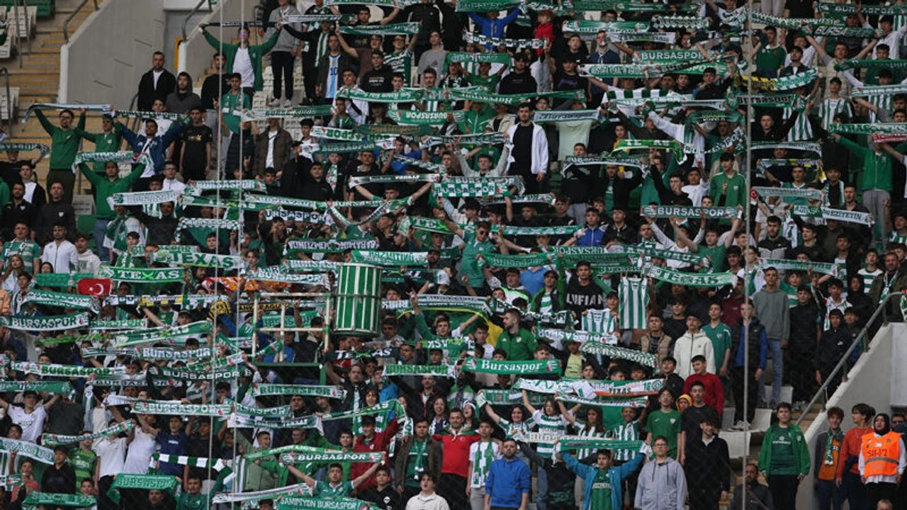 Bursaspor taraftarı takımını alkışlarla uğurladı