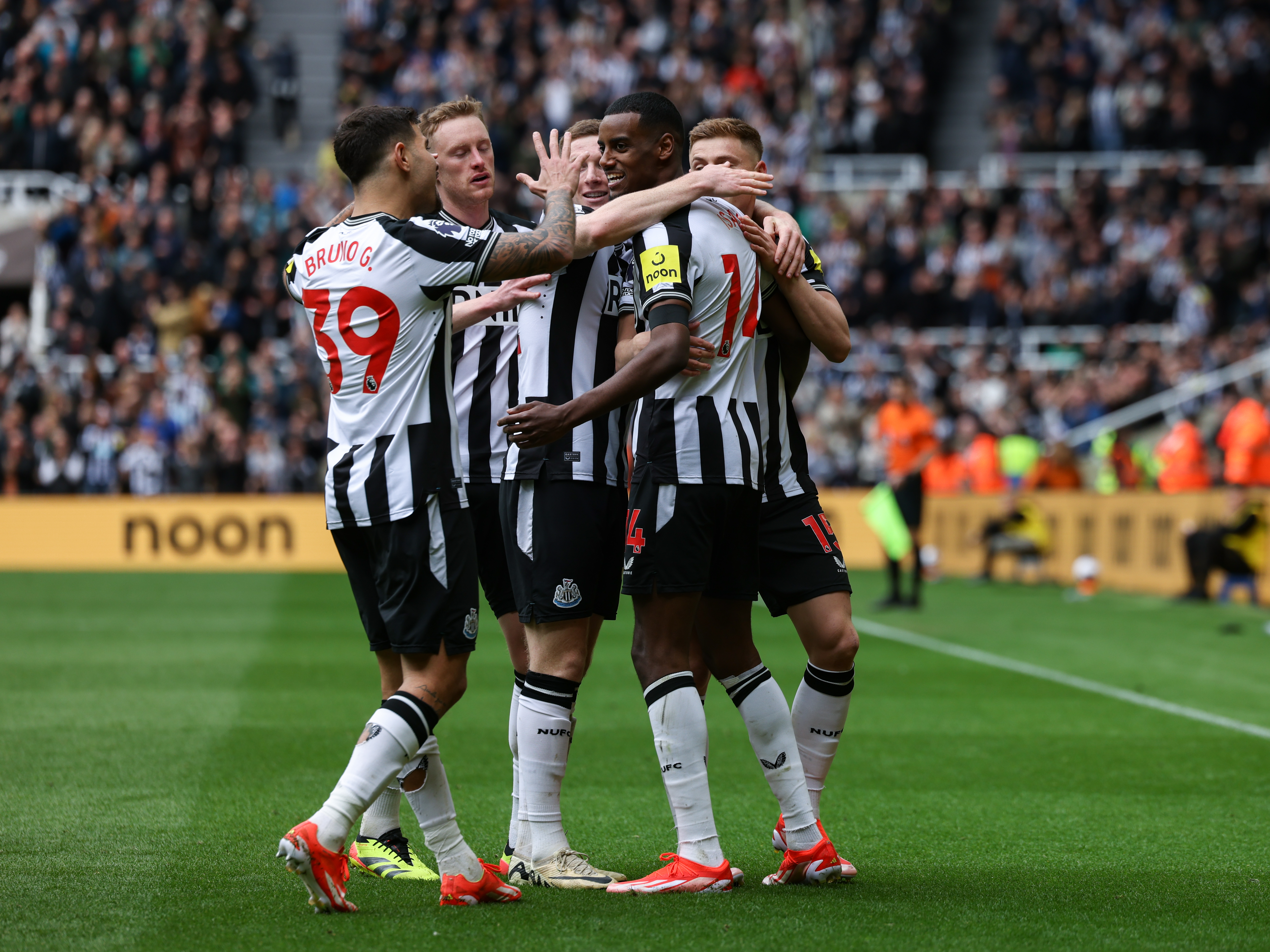 Newcastle United, Tottenham'ı farklı geçti