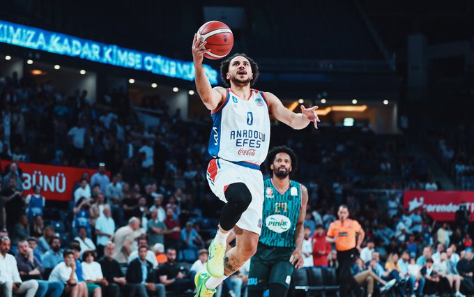 Shane Larkin 4 yıl daha Anadolu Efes'te
