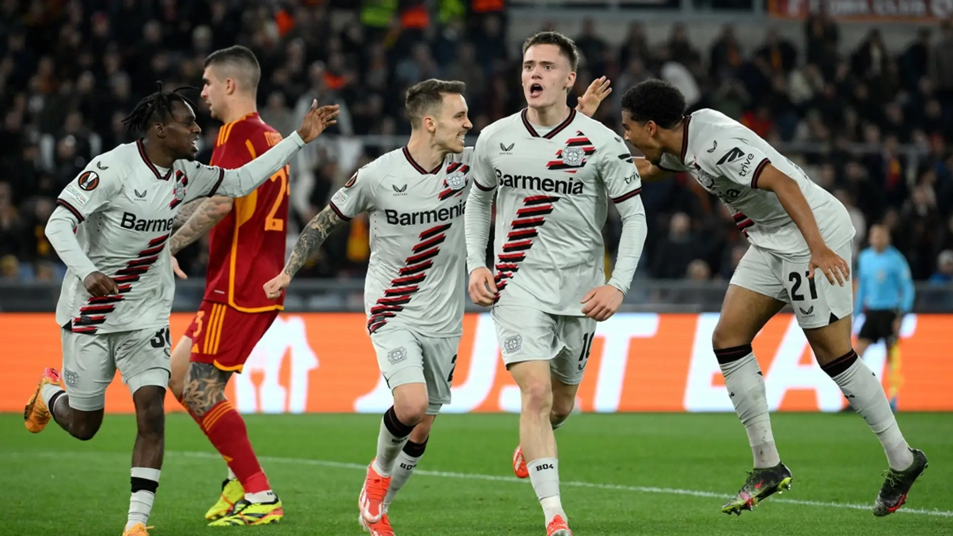 Bayer Leverkusen rekor kırarak finale yükseldi!