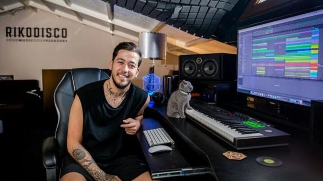 DJ Mahmut Orhan Cendere çalışıyor