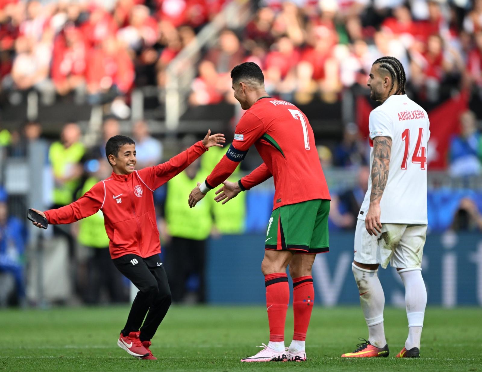 Ronaldo, gurbetçi çocuğu kırmadı!