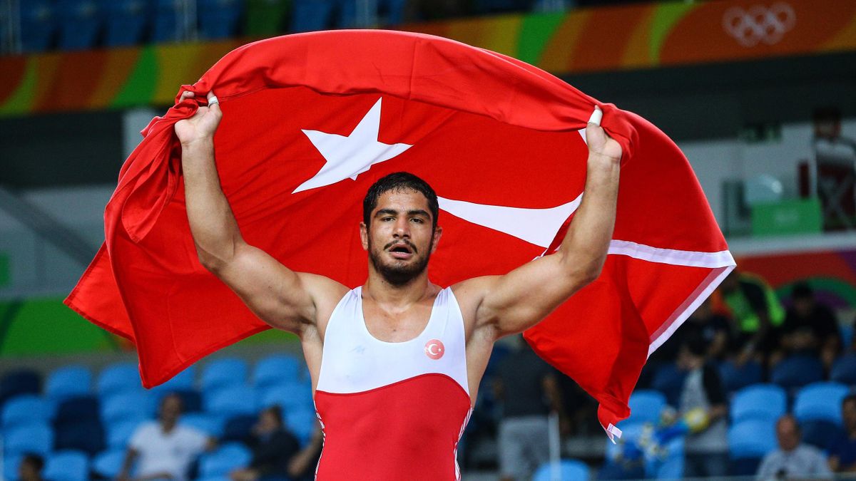Taha Akgül madalyaya koşuyor