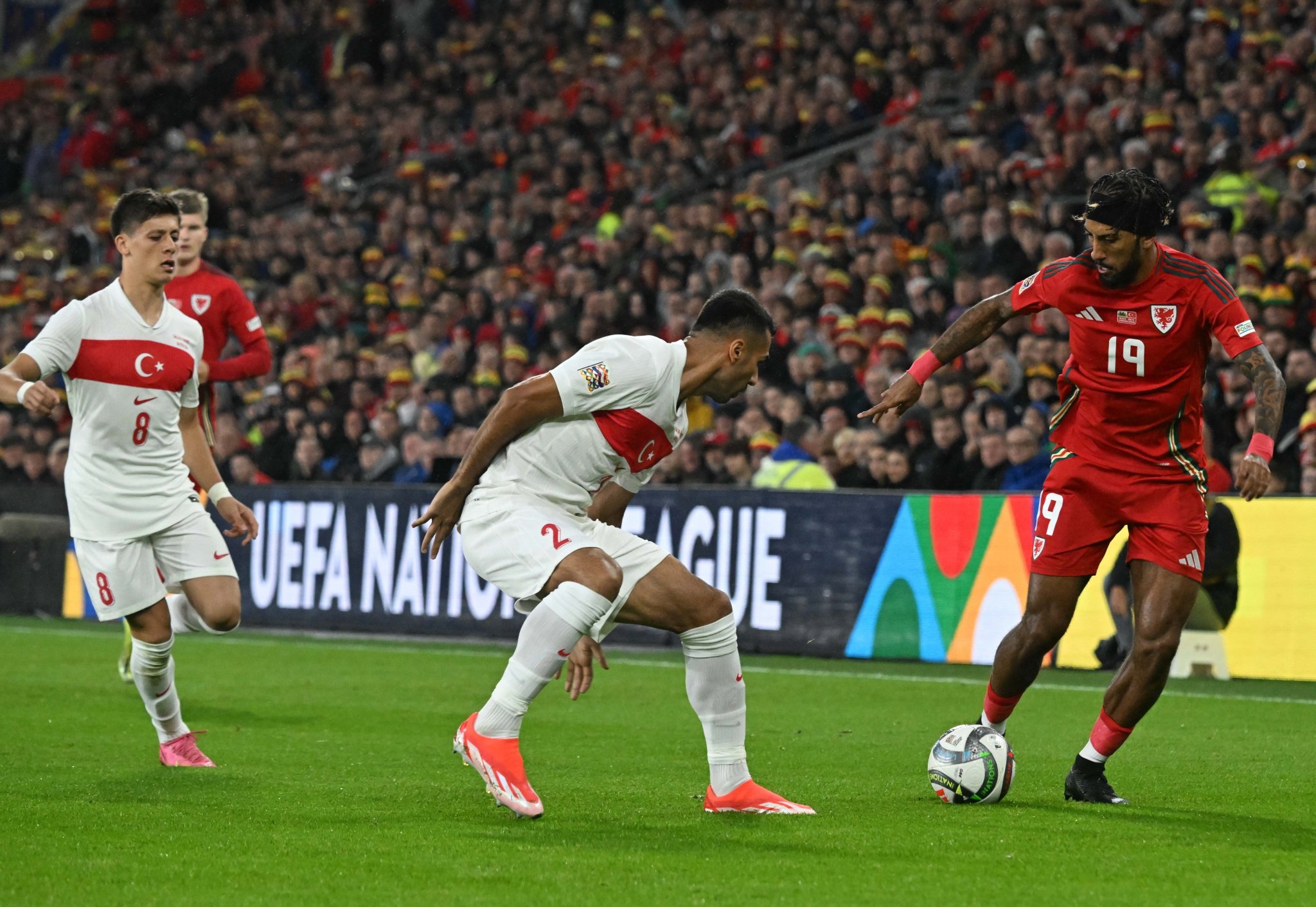 Galler’de puanla başladık!