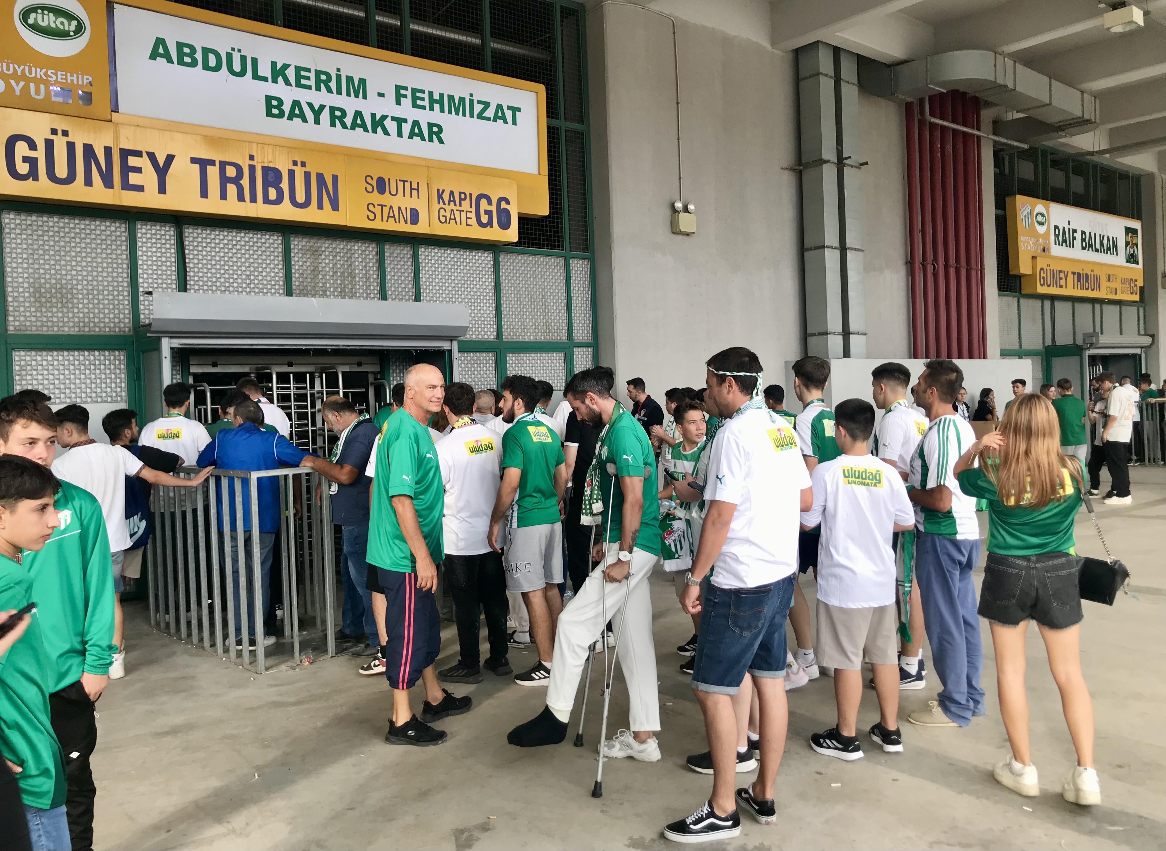 Koltuk değnekleriyle maça geldi!