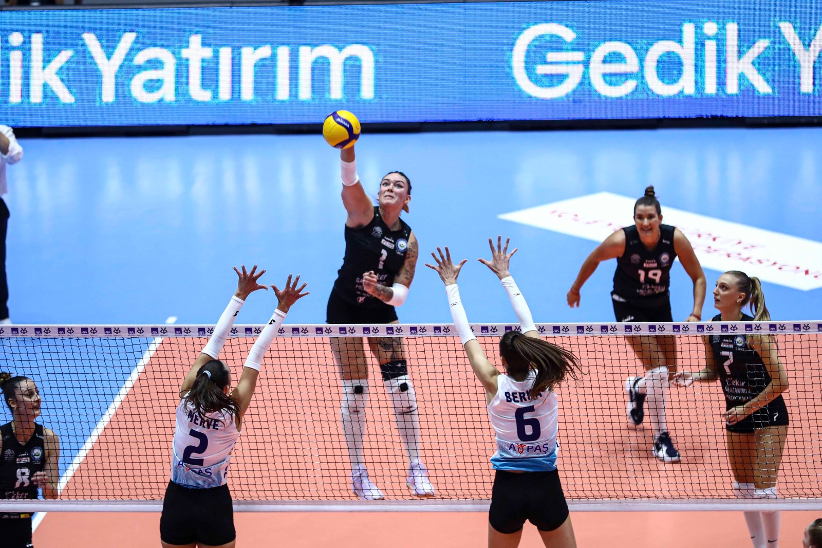 Nilüfer İzmir’de açtı