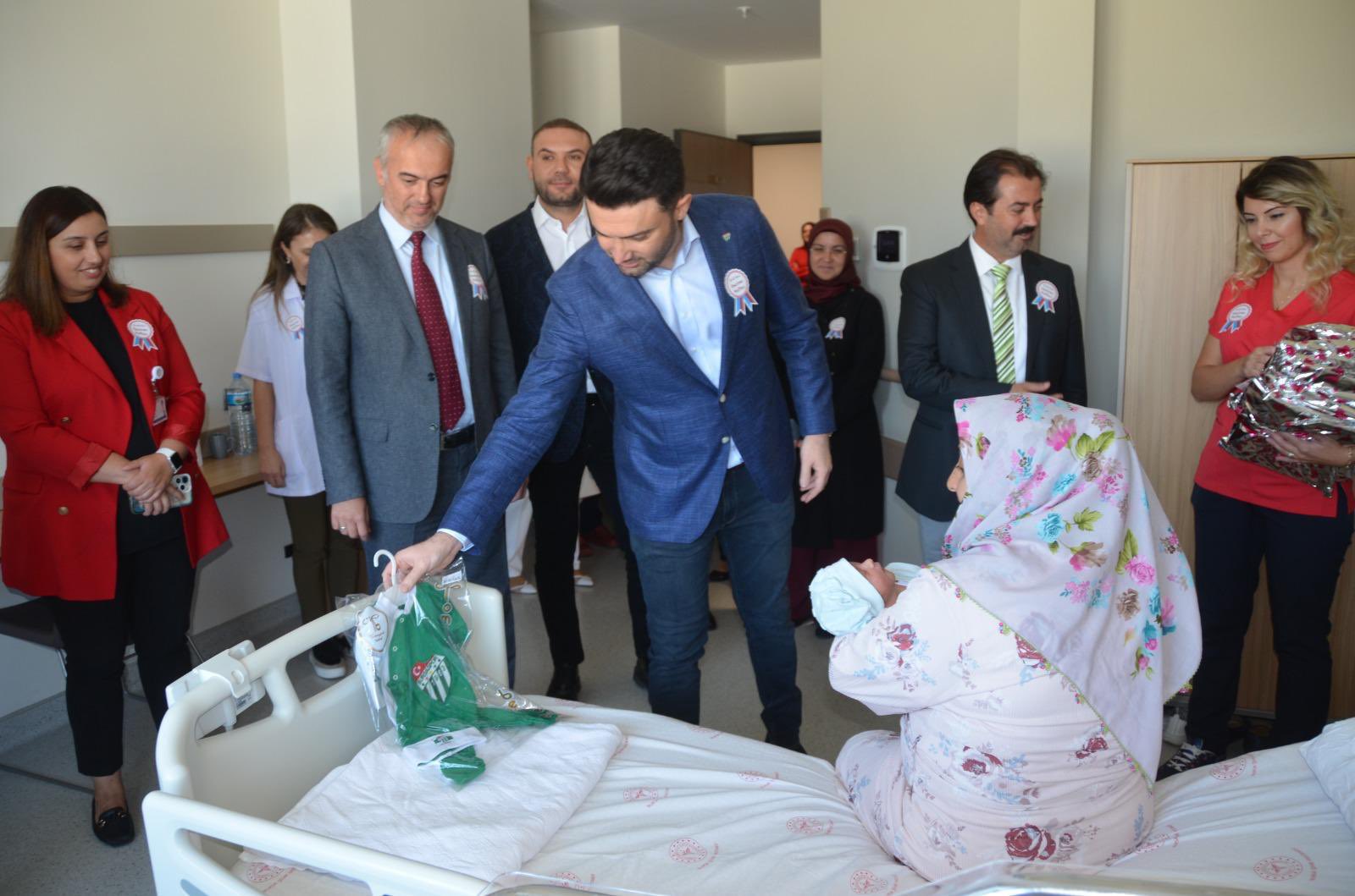 Enes Çelik'ten bebeklere sürpriz hediye!