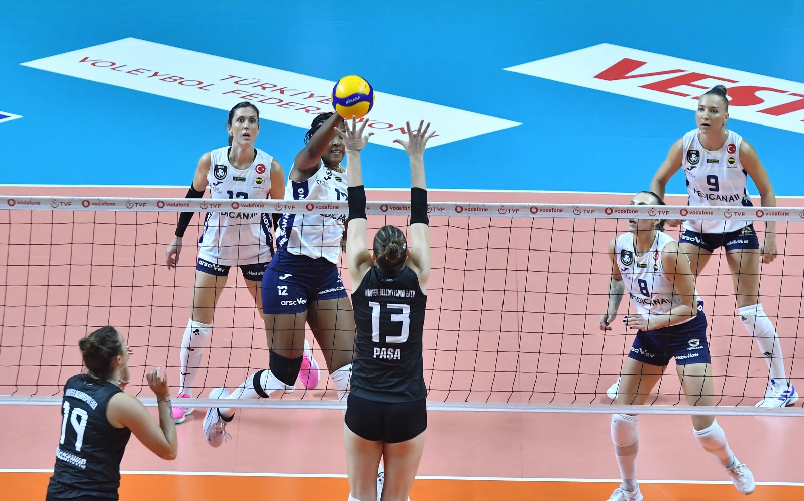 Nilüfer Fener’e takıldı!