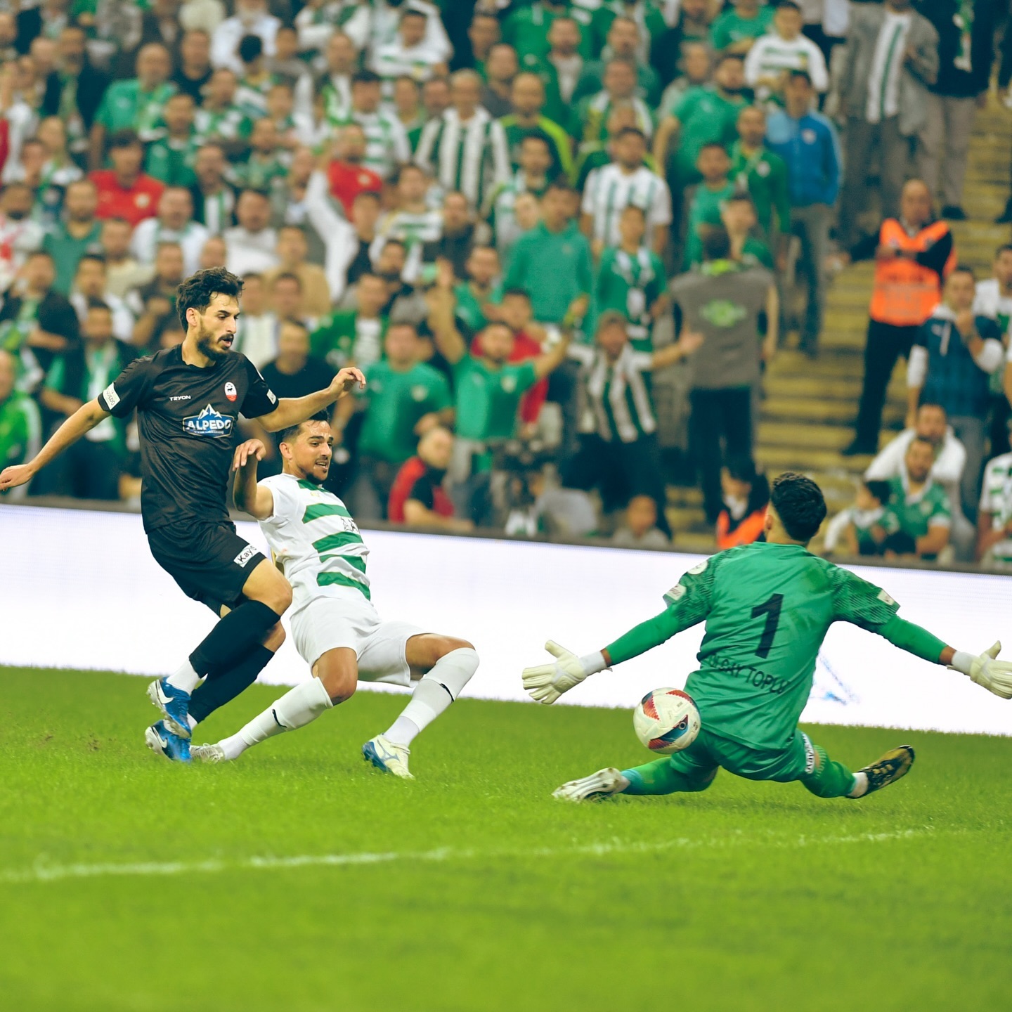Bursaspor ilk yarıyı önde kapattı