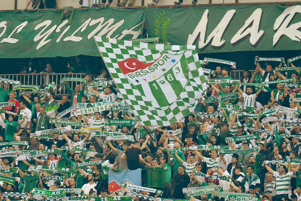 Bursaspor tribünleri yine çok renkli; 41 bin 570 kişi...