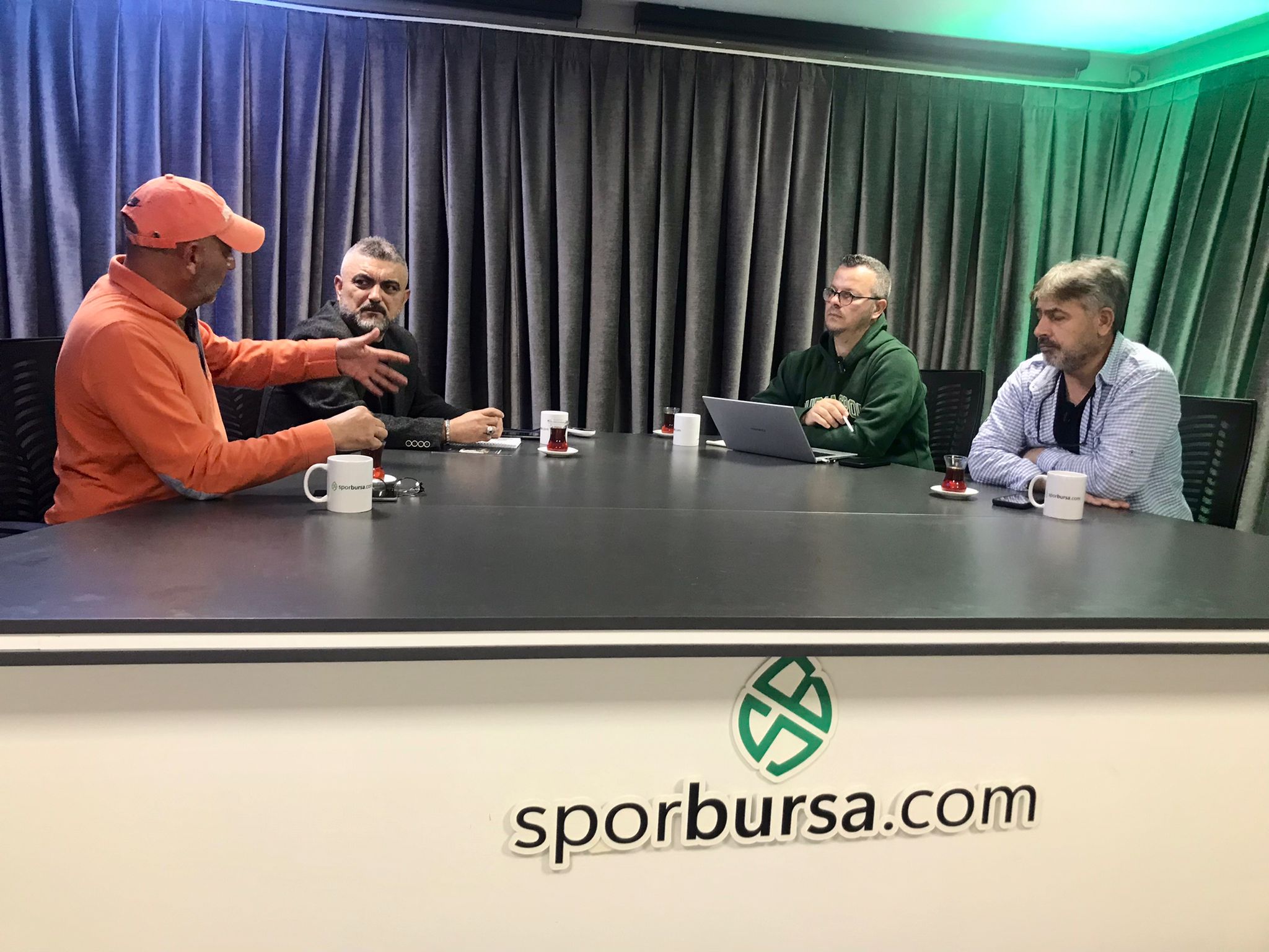 YEŞİL DUVAR BAŞLADI VE SES GETİRDİ