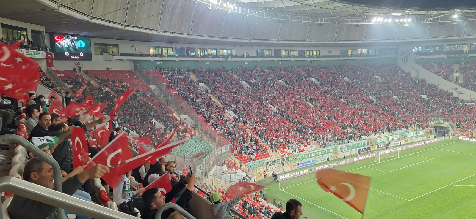 Timsah Arena kırmızı beyaz!