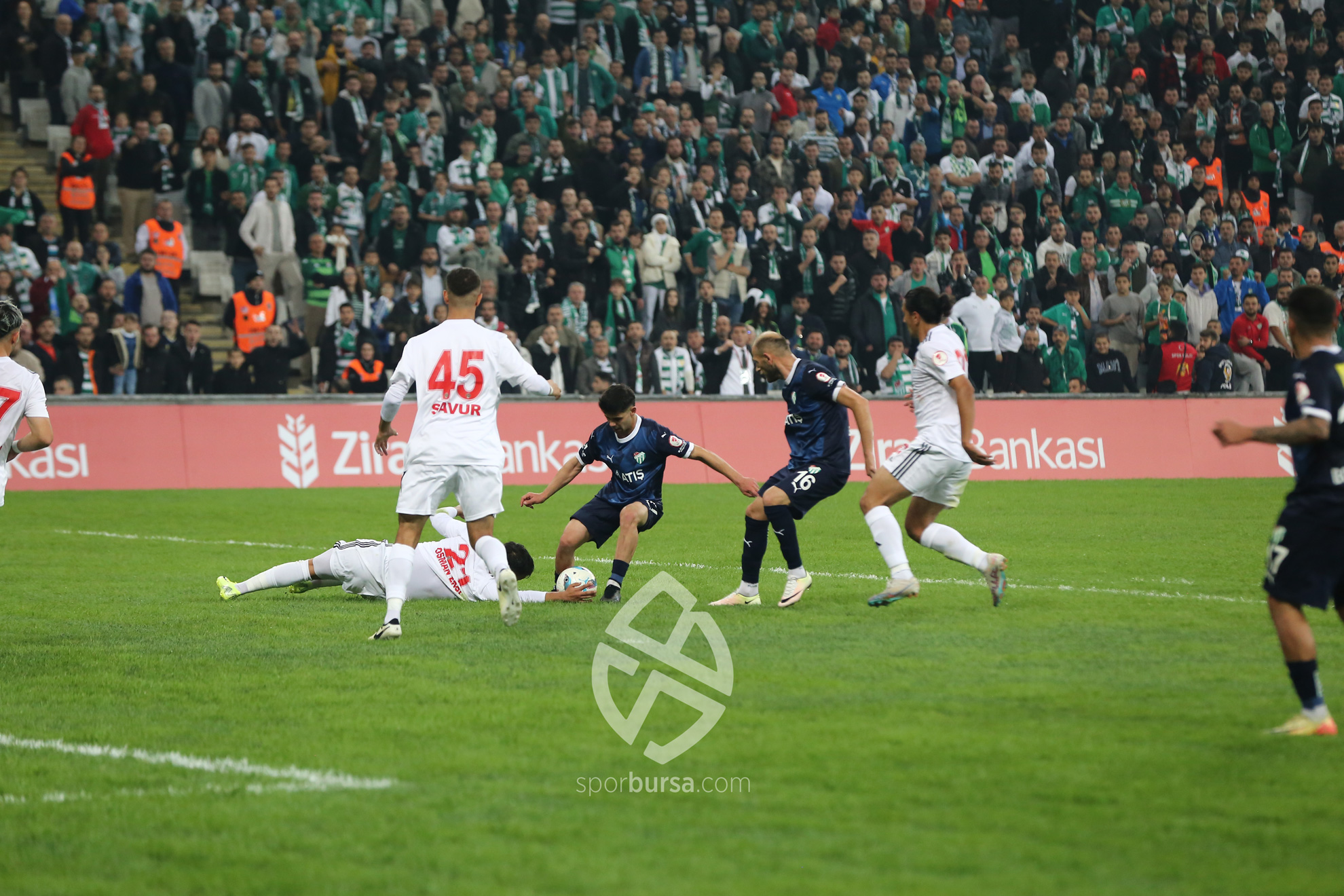 Hakem Bursaspor’a bir çaldı bir çalmadı!