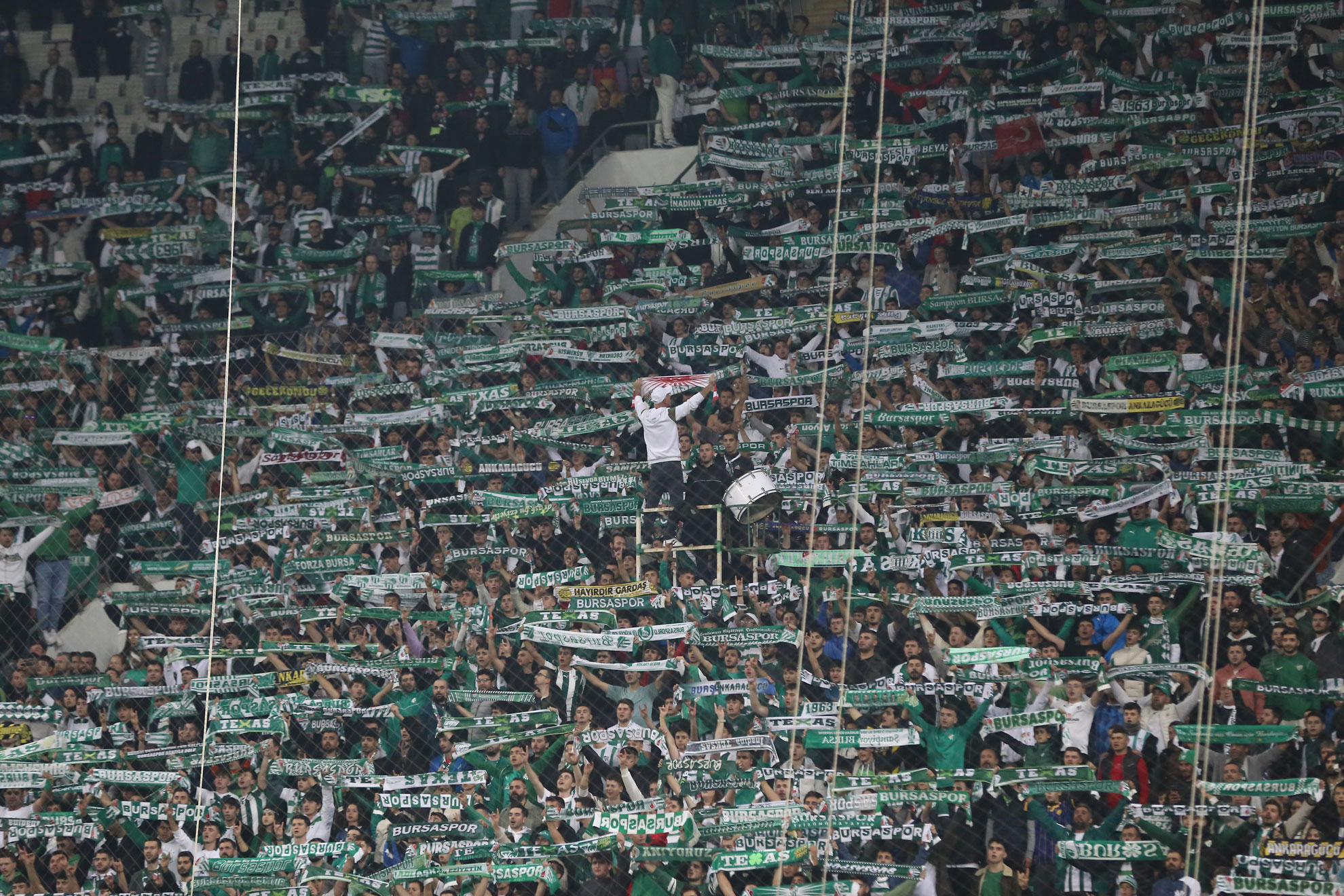 Kupa ve hafta içi ama tribünler yine dolu