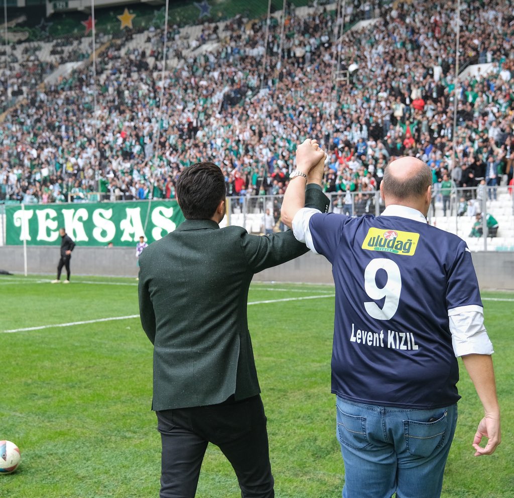 Levent Kızıl sahaya indi, üçlü çektirdi!