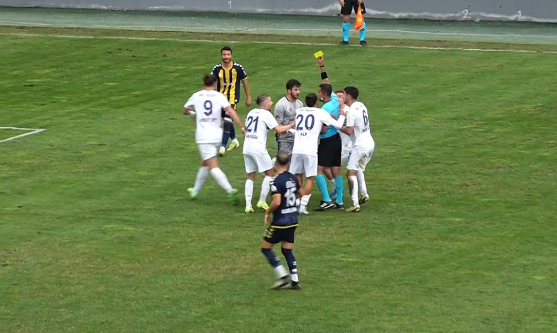 Bursa Nilüfer'den skandal hakeme sert tepki: Futbola ihanet!