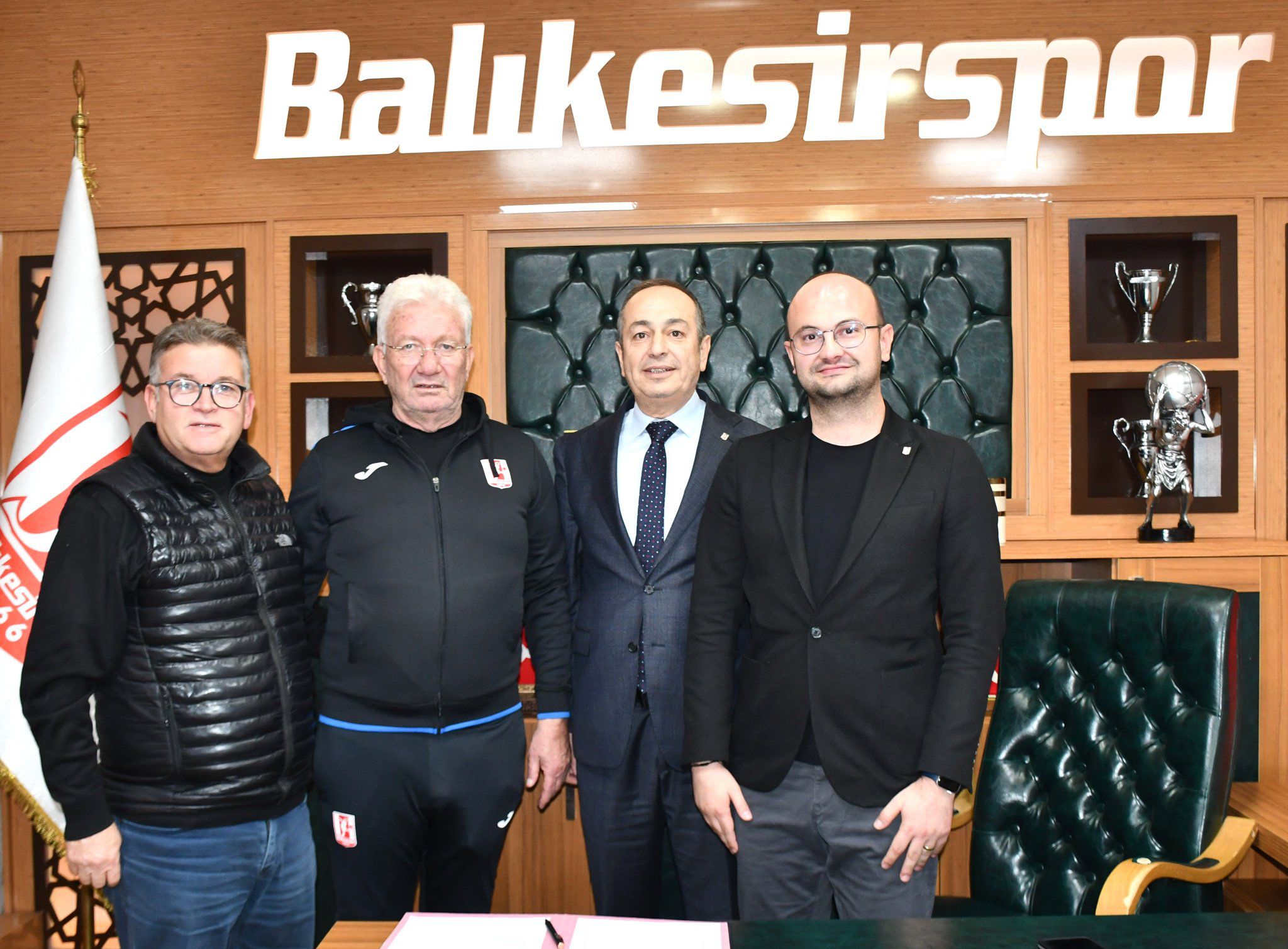 Bursaspor'un eski antrenörü komşuya gitti