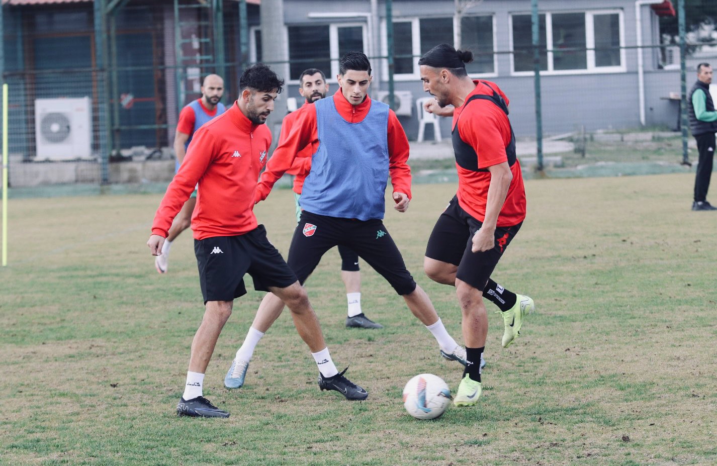 Karşıyaka’da kadro dışı sıkıntısı!