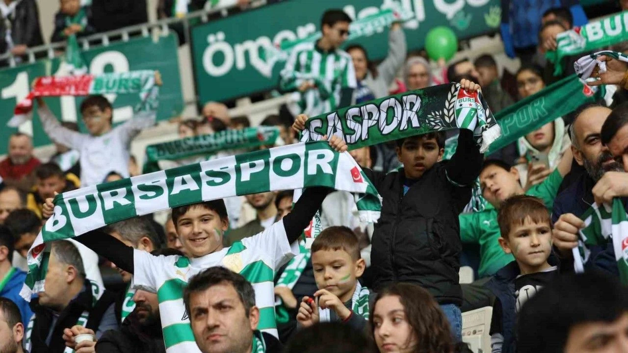 ARNİAD'dan öğrencilere Bursaspor forması