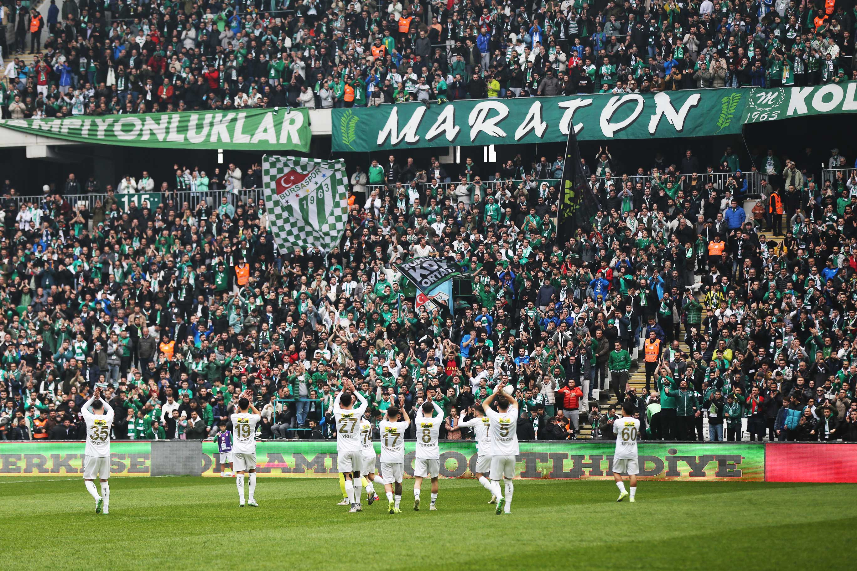 Türkiye’nin tribün kralı Bursaspor Fener’i de geçti