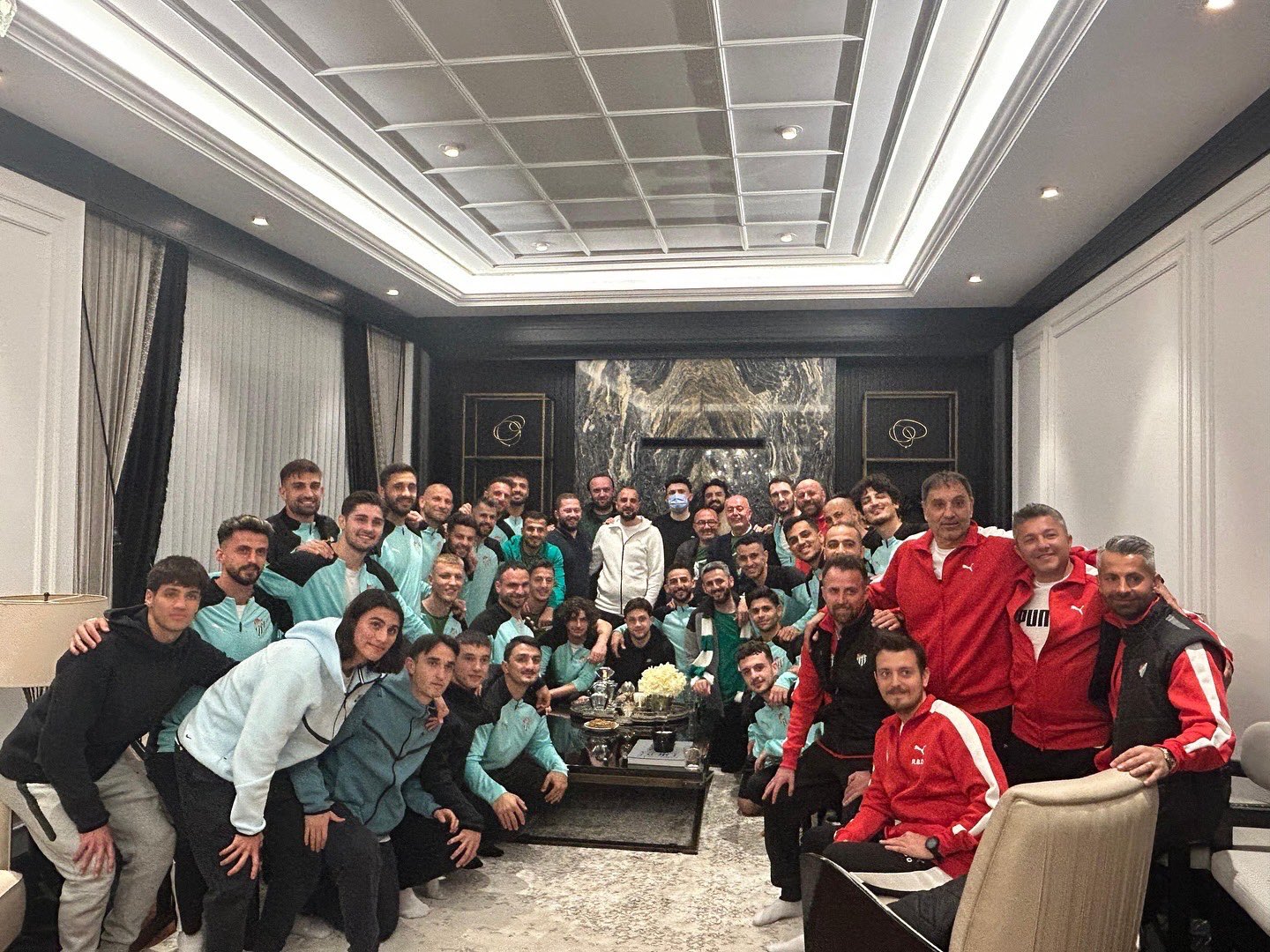 Bursasporlu futbolcular Enes Çelik'i ziyaret etti!