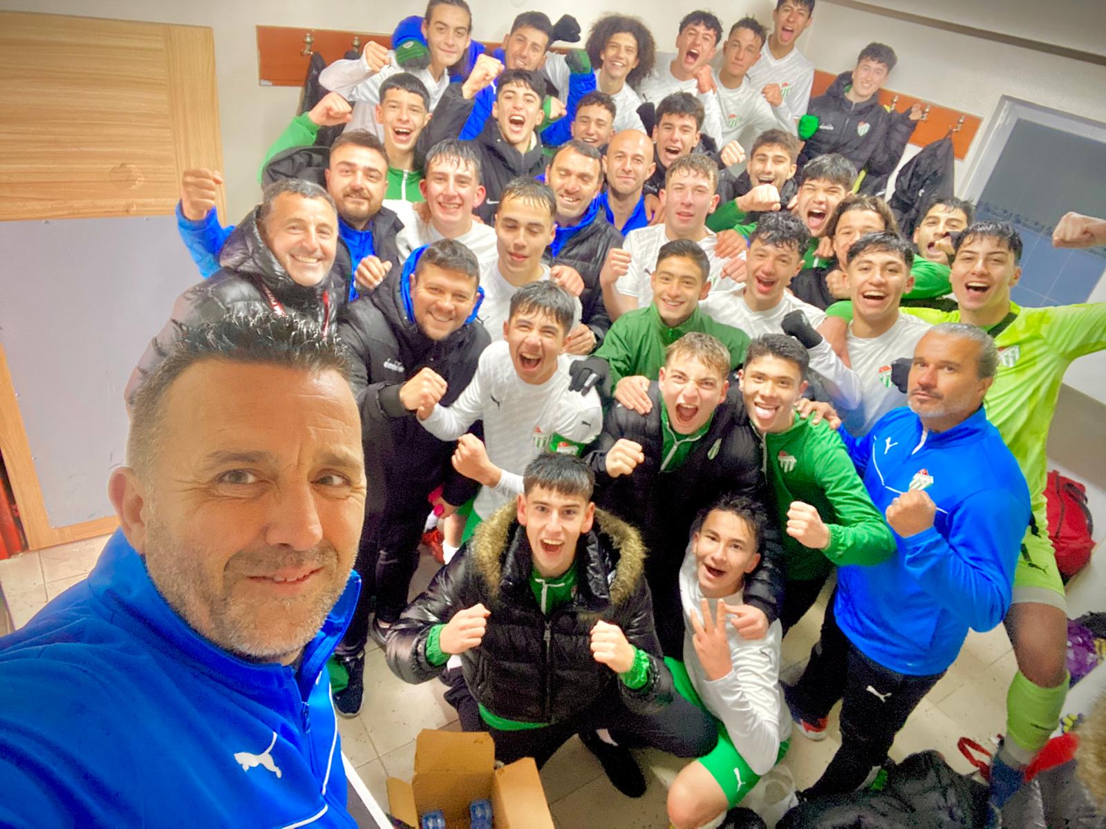 Bursaspor’un gençleri de harika, Trabzonspor'u devirdiler!