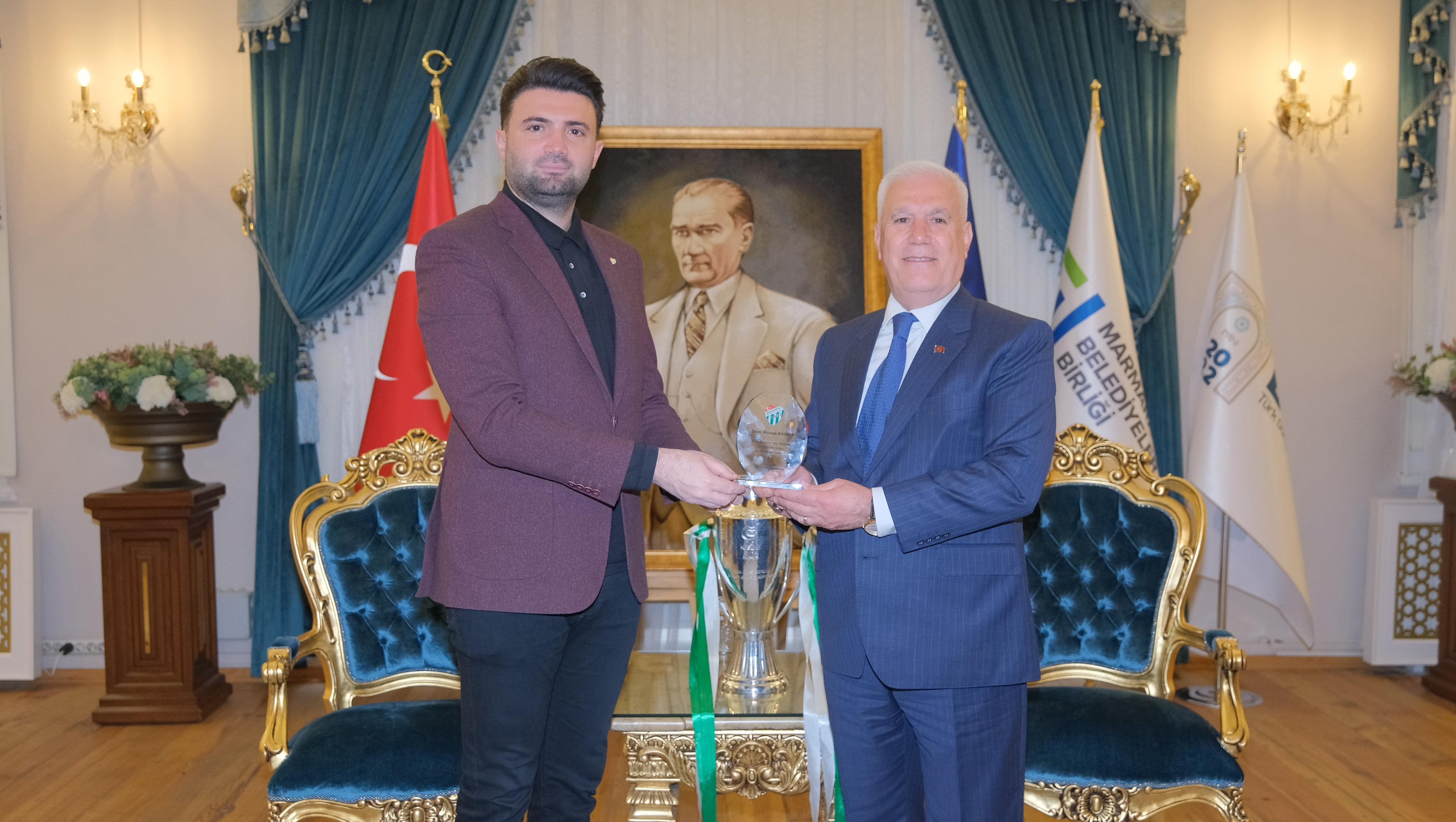 Bursaspor yönetimi kupayı Bozbey'e götürdü