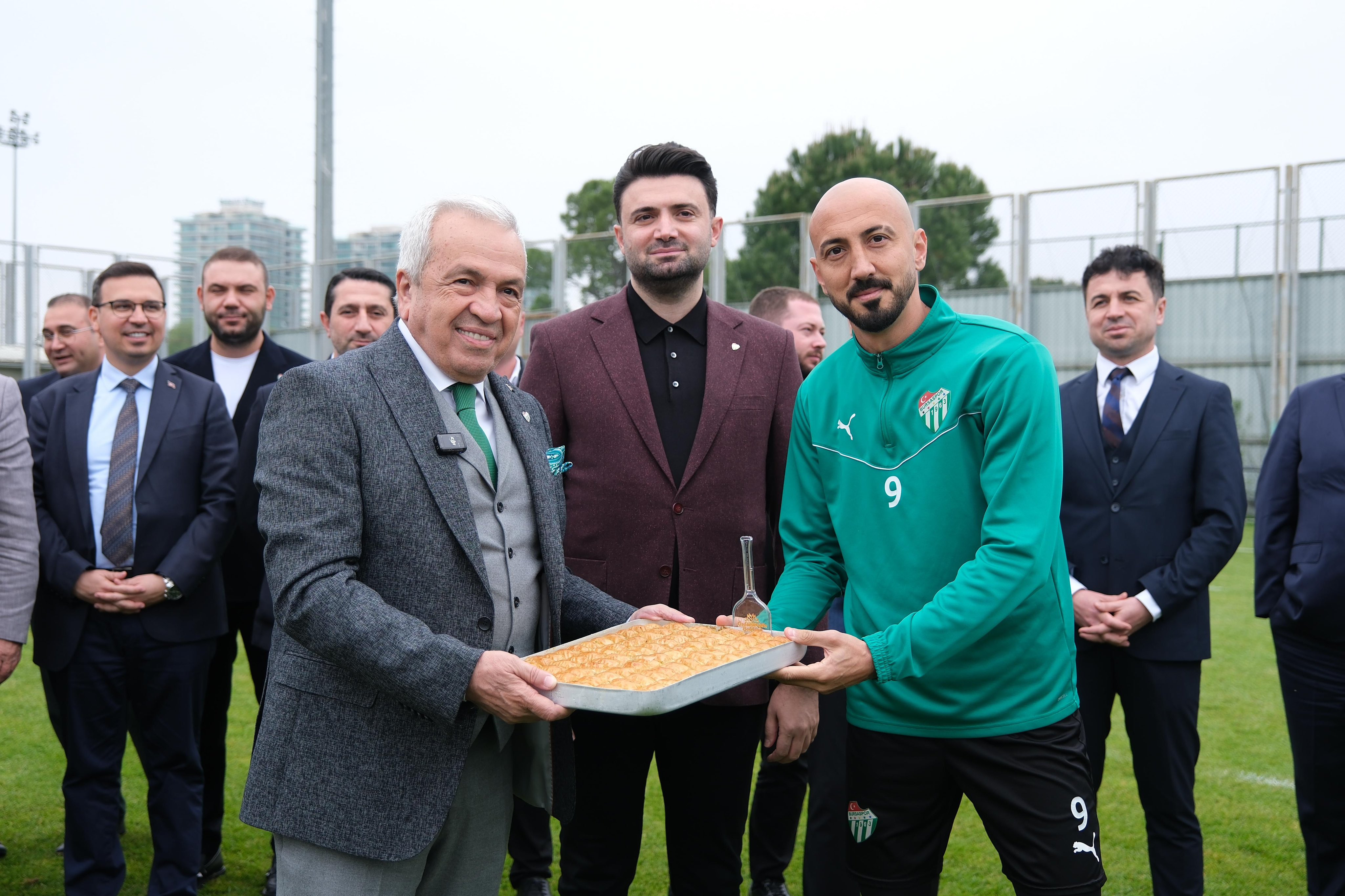 Başkan Özdemir'den baklavalı kutlama!